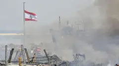 رجال الإطفاء يواصلون أعمالهم بعد أن تمت السيطرة على الحريق الذي اندلع في أحد مستودعات مرفأ بيروت، لبنان، في 11 سبتمبر/أيلول 2020