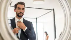 Hombre mirándose al espejo
