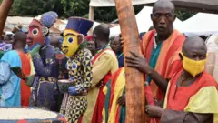 People of Bamoun prepare the throne of Mfonrifum Nabil Mbombo Njoya .