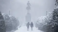 Boston'da George Washington heykeli önünde kar fırtınasında yürüyenler