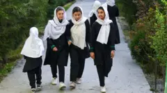 Anak perempuan tiba di sekolah mereka di Kabul, Afghanistan, Rabu (23/03). Taliban memerintahkan sekolah menengah perempuan di Afghanistan ditutup pada 23 Maret hanya beberapa jam setelah dibuka kembali