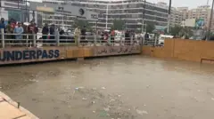 پاکستان کے سب سے بڑے شہر کراچی میں ایک مرتبہ پھر طوفانی بارش کا سلسلہ جاری ہے
