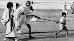 ਸਵੇਰੇ ਸੈਰ ਸਮੇਂ ਬੱਚੇ ਨਾਲ ਖੇਡਦੇ ਮਹਾਤਮਾ ਗਾਂਧੀ