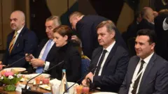 Radni doručak: S leva na desno: Predsednik Albanije Edi Rama, predsednik Crne Gore Milo Đukanović, premijerka Srbije Ana Brnabić , predsedavajući Veća ministara Denis Zdvizdić, premijer Severne Makedonije Zoran Zaev i ministar ekonomije BiH Mirko Šarović