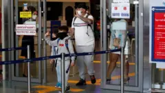 นักท่องเที่ยวที่สนามบินภูเก็ต