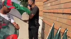 মিরপুর স্টেডিয়ামে একজন পাকিস্তান ক্রিকেট দলের সমর্থক।