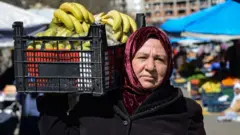 عکس آرشیوِ؛ زن فروشنده موز در بازارچه میوه دیاربکر