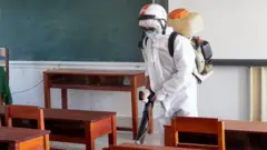 Một vài trường học thực hiện phun thuốc diệt khuẩn trong mùa dịch do virus corona gây ra