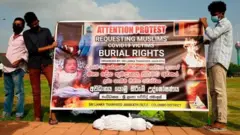 দাহ করার আগের সিদ্ধান্তের বিরুদ্ধে লঙ্কান মুসলমানদের প্রতিবাদের দৃশ্য