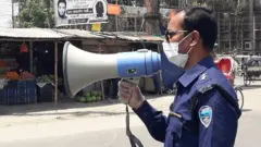 সংক্রমণ ঠেকাতে মাঠে পুলিশ