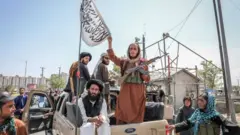 مقاتلو طالبان على ظهر سيارة في كابل ، أفغانستان، 16 أغسطس 2021