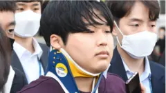 '박사방' 운영자 조주빈이 지난 해 3월 25일 서울 종로구 종로경찰서에서 서울중앙지방검찰청으로 이송되고 있다