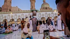 Muslim worshippers for Nigeria take pictures as dem celebrate Eid al-Fitr