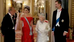 Los reyes de España, junto a Isabel II y el duque de Edimburgo.