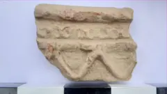 தொல்லியல் ஆராய்ச்சியில் கிடைத்த மண் பொருள்