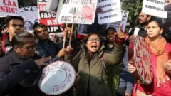 जेएनयू में प्रदर्शनकारी