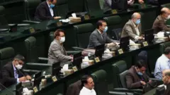 در صورتی که شورای نگهبان مصوبه مجلس را تایید کند، عزل حقوقدانان شورای نگهبان توسط مجلس شورای اسلامی امکانپذیر می شود