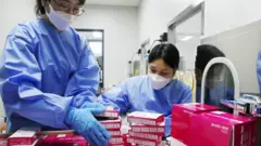 24일 광주 북구 상시선별진료소에서 보건소 의료진들이 방역체계가 오미크론 대응단계로 전환됨에 따라 유증상자들의 방문을 대비해 자가진단키트 수량을 확인하고 있다
