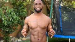 نشر اللاعب سيا كوليسي، كابتن فريق سبرينغبوكس، صورته على انستغرام بملابسه الداخلية