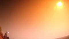 Sawir muujinaya wax dhagax u oo iftiimaya oo cirka ka soo dhacaya