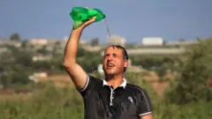 패트병에 든 음료를 얼굴에 뿌리는 남자