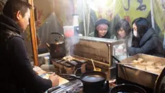 Eiji Abe chuẩn bị thức ăn tại yatai Maruyoshi của mình. Ông lập luận rằng yatai là nơi không trang trọng nên mọi người không cần câu nệ và giữ ý với người lạ.