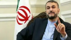 وزیر خارجه ایران گفته "ما موضوع زندانیان را در قالب انساندوستانه می دانیم"
