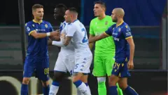 Brescia'da oynayan Mario Balotelli, Hellas Verona maçındaki ırkçı tezahüratlara tepki gösteriyor