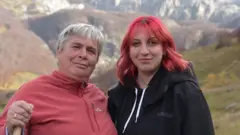在阿爾巴尼亞，由於傳統法律賦予女性很少的權利，一些人發誓保持貞潔並以男性身份生活。