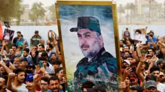 أنصار رجل الدين الشيعي العراقي مقتدى الصدر يرددون هتافات خلال احتفال بعد أن أقر البرلمان العراقي قانونا يجرم تطبيع العلاقات مع إسرائيل