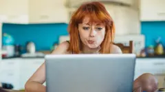Mujer frente a su computadora.