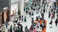 5월 29일 인천국제공항 제1여객터미널 면세구역이 여행객들로 붐비고 있다. 정부는 6월 1일부터 신종 코로나바이러스 감염증(코로나19) 감염병 위기 경보 단계를 '심각'에서 '경계'로 내리기로 했다