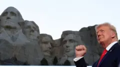 Trump yiyemeje gukingira ivyibutso avuga ko biriko bisamburwa n'abashaka kubasubiza inyuma
