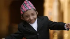 خاجيندرا تابا ماغار أقصر رجل في العالم