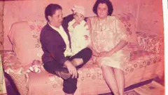 Rosângela Serra Paraná (al centro) con Odyr de Paiva Paraná y Nilza da Silva Serra.