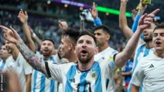 Lionel Messi e seleção argentina comemoram após vencer Holanda nas quartascasa de aposta que da bonus sem depositarfinal da Copa do Mundo no Catar