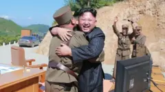 Vyombo vya habar vya habari vilimuona Kim akisherehekea kufuatia uzinduzi wa kombora la masafa marefu