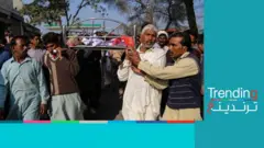 أقارب القتيل يشيعون جنازته