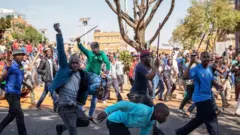 ኣብ ደቡብ ኣፍሪቃ ዝዕምጹ ዘለው መናእሰይ ድኳናት ይዘምቱን መካይን ወጻእተኛታት የቃጽሉን ምህላዎም ይግለጽ