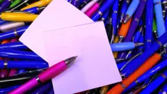 लेखनाचं वळण कायमचं बदलून टाकणारं स्वस्तातलं 'बॉल-पेन'