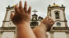 Mãos levantadas diante da Igreja do Senhor do Bonfim,jogo de azar em cassinosSalvador