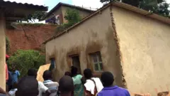 Mu kagarika Rubirizi mu murenge wa Kanombe aho umukingo wagwriye inzu irimo abaturage