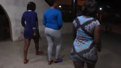 Abakora uburaya nk'akazi mu mujyi wa Benin City muri Nigeria bavuye kuri Hotel