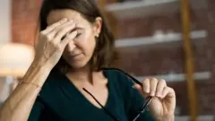 امرأة تشعر بالتعب