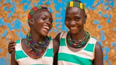 Deux amies en train de sourire.