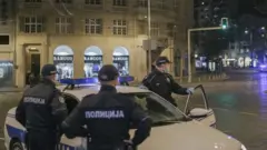 Policija kontroliše poštovanje mera na Trgu republike u Beogradu