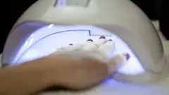Рука под лампой