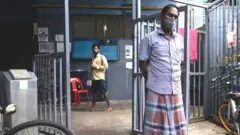 சிங்கப்பூரில் வாழும் புலம்பெயர் தொழிலாளர்கள் - கோப்புப் படம்