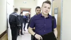 ما الذي حدث على متن الطائرة التي حول مسارها لاعتقال صحفي كان على متنها؟