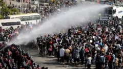 시위대에 군부는 물대포로 대응했다